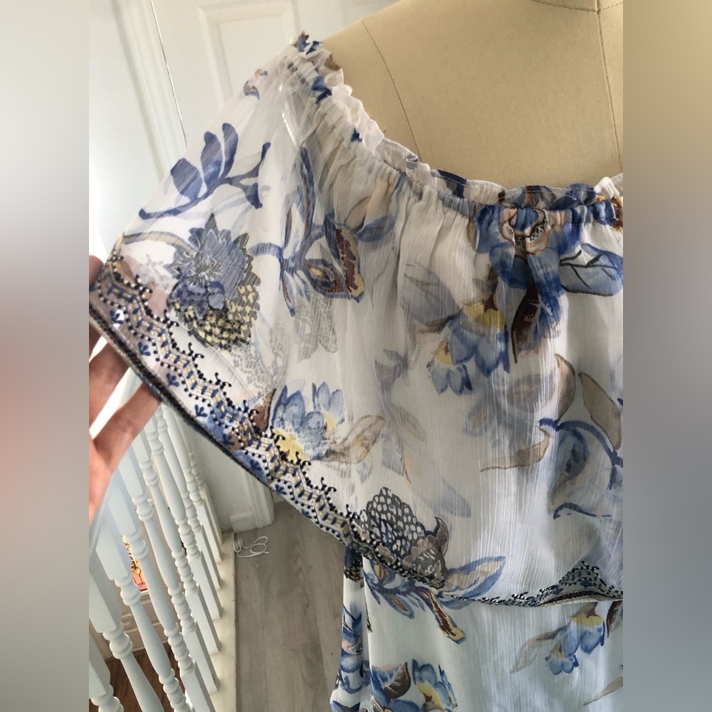White House Black market, Off the shoulder Embroidered floral printed top. - Picture 7 of 10